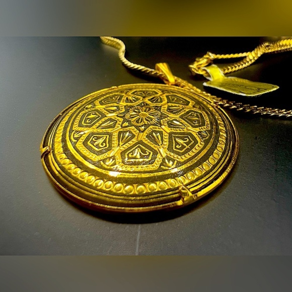 Handcrafted DAMASCENE  PENDANT on Flat Interpur Herringbone‎ CHAIN GOLD-TONE